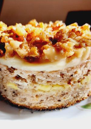 O poză a rețetei Prăjitură cu crema de vanilie, mere și nuci caramelizate.