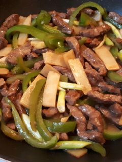 Una foto de Ternera salteada con brotes de bambú (estilo chino)