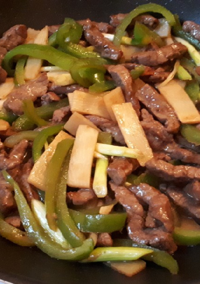 Una foto de Ternera salteada con brotes de bambú (estilo chino)