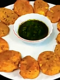 उडद दाल आलू पकौड़ी (Urad dal aloo pakodi recipe in hindi) रेसिपी मुख्य फोटो