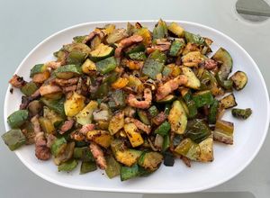 Une photo de Courgettes et poivrons au lard et épices