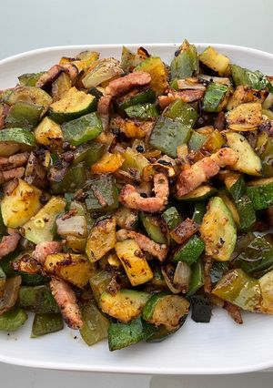Une photo de Courgettes et poivrons au lard et épices
