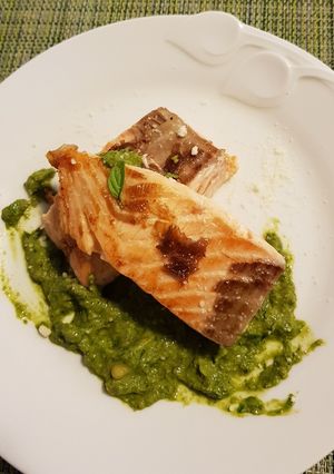 香煎鮭魚腓力佐青醬 的食譜成品照片