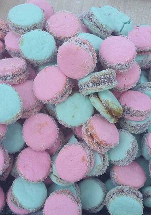 Una foto de Alfajores de maizena de colores
