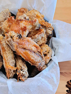 Una foto de Alitas al horno al estilo búfalo