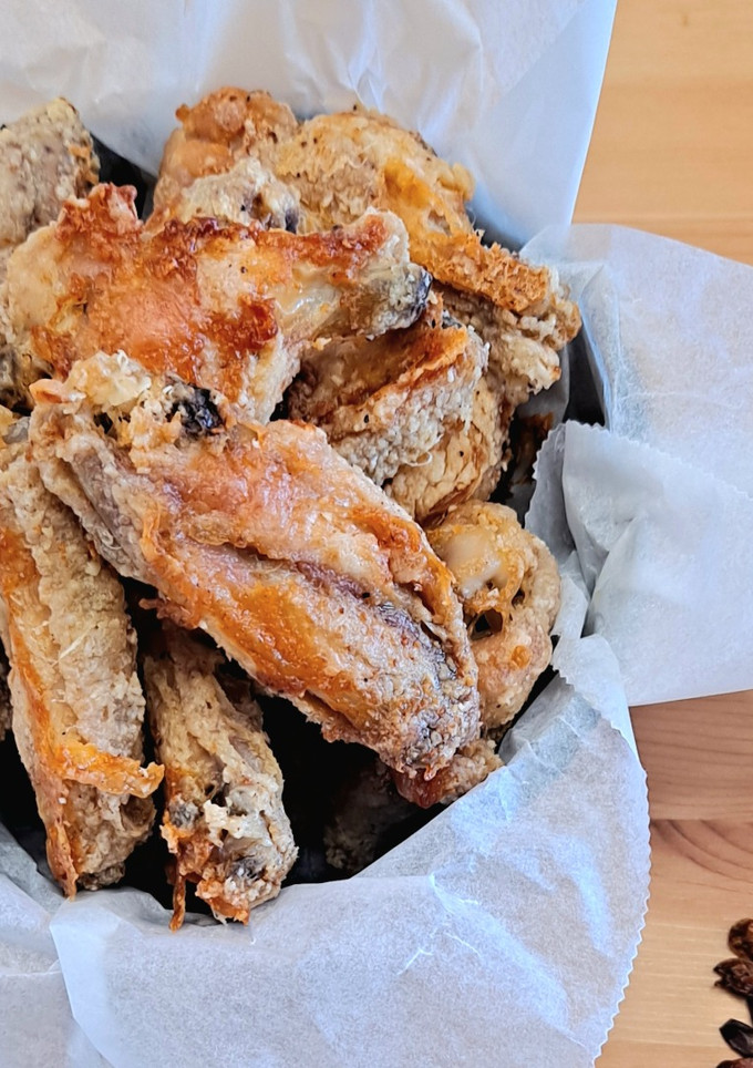 Una foto de Alitas al horno al estilo búfalo