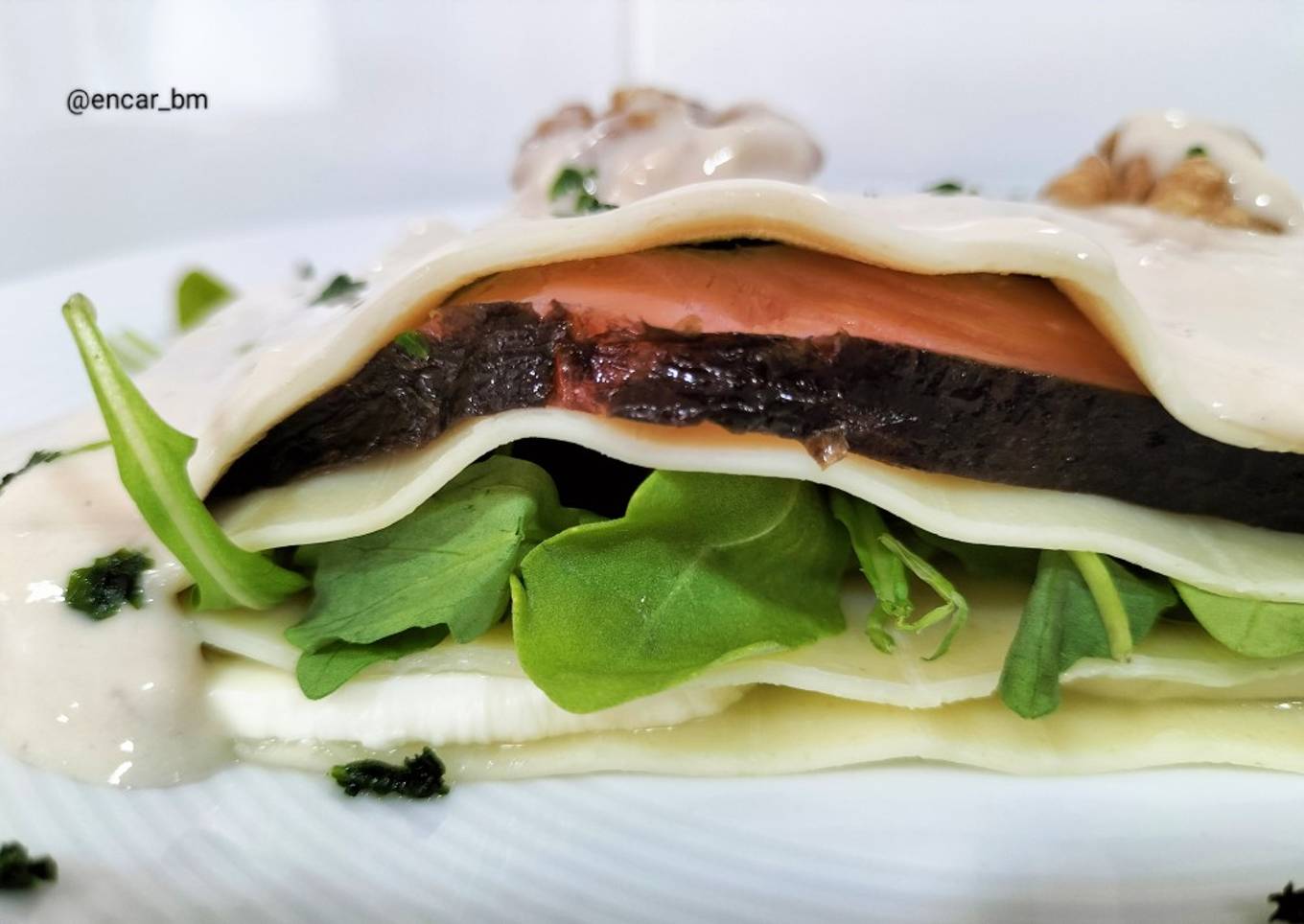Lasaña fría de rúcula, salmón, mozzarella y salsa de queso con nueces