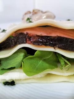 Una foto de Lasaña fría de rúcula, salmón, mozzarella y salsa de queso con nueces