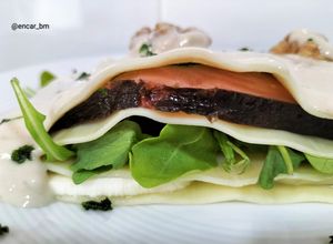 Foto principal de Lasaña fría de rúcula, salmón, mozzarella y salsa de queso con nueces