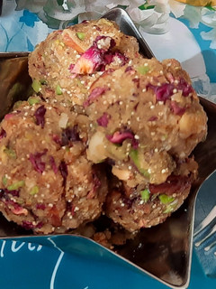 A picture of Gond dry fruits ladoo.