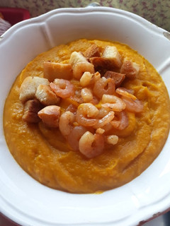 Una foto de Crema de zapallo con camarones y crutones