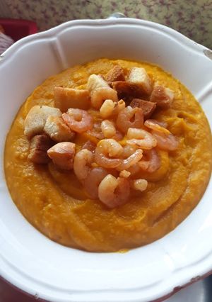 Una foto de Crema de zapallo con camarones y crutones