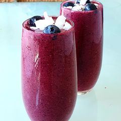 A picture of Blueberries & coconut smoothie 🥥💜.