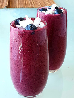 A picture of Blueberries & coconut smoothie 🥥💜.