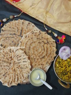 राजस्थानी खोबा रोटी आणि डाळ (rajasthani khoba roti ani dal recipe in marathi) रेसिपी चे मुख्य फोटो 