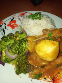 A picture of Mutton curry with broccoli.