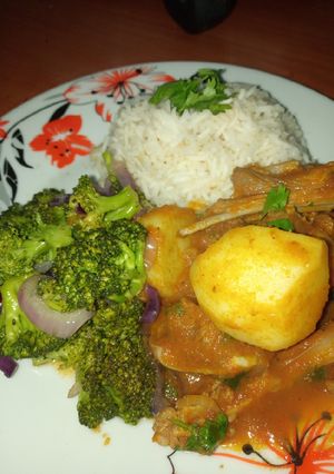 A picture of Mutton curry with broccoli.