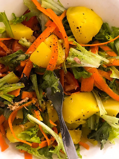Una foto de • Ensalada de patata y atún •