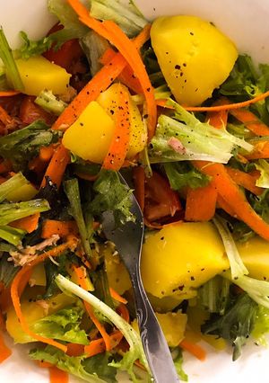 Una foto de • Ensalada de patata y atún •
