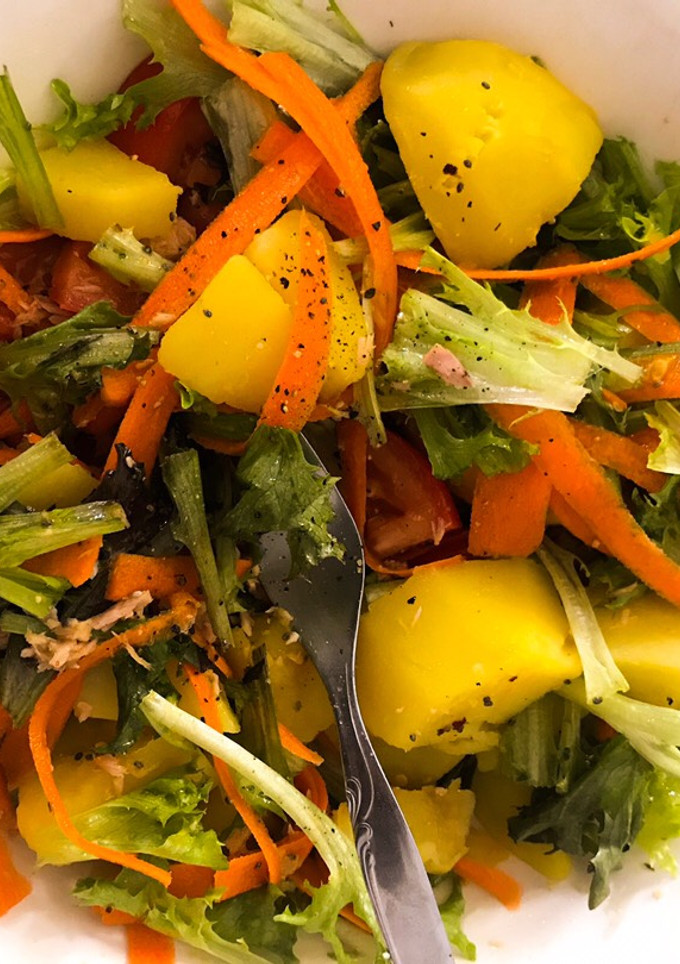 Una foto de • Ensalada de patata y atún •
