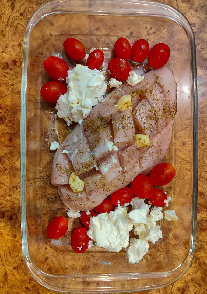 Куряче філе з фетою та помідорами