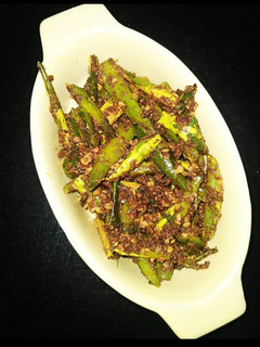 हरे मिर्च का अचार(hare mirch ka achar recipe in hindi) रेसिपी मुख्य फोटो