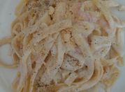 Una foto de tallarines con crema