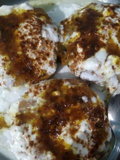 दही भल्ले (dahi bhalle recipe in Hindi) रेसिपी मुख्य फोटो