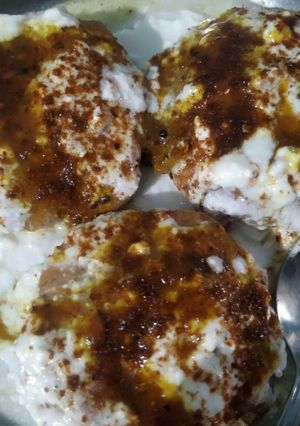 दही भल्ले (dahi bhalle recipe in Hindi) रेसिपी मुख्य फोटो