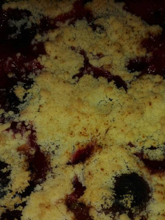 Una foto de Crumble de ciruelas