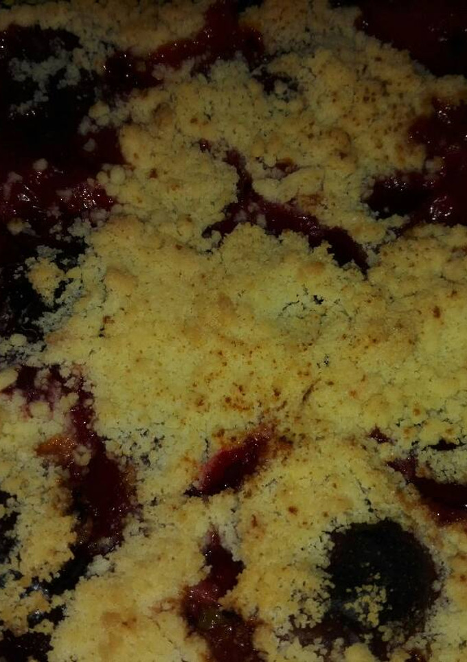 Una foto de Crumble de ciruelas