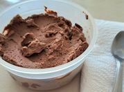 Una foto de mousse de chocolate saludable