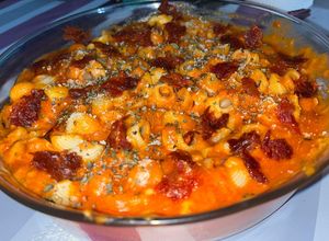 Foto principal de Macarrones con tomate frito, 2 quesos y chorizo picante