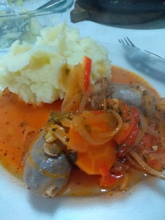 Una foto de Chorizos de a la pomarola con puré