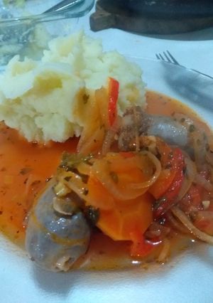 Una foto de Chorizos de a la pomarola con puré