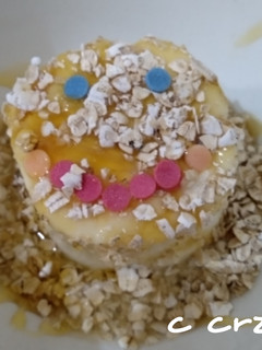 Una foto de Yogurt sonriente con avena y miel