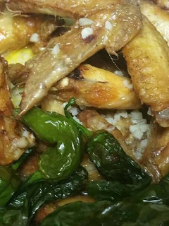 Una foto de Alitas de pollo con pimientos