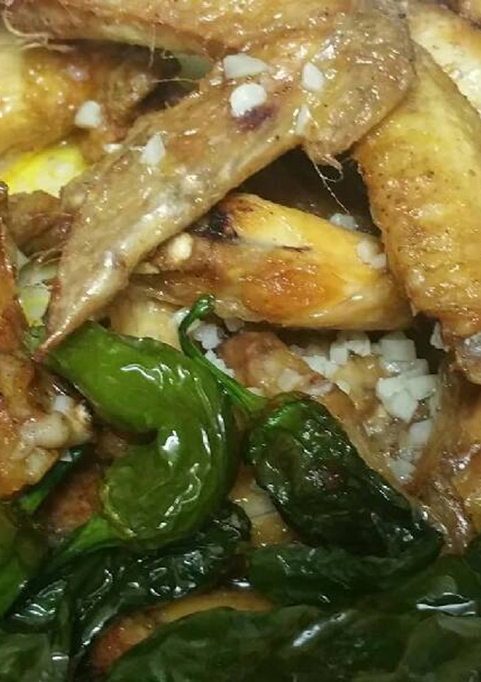 Una foto de Alitas de pollo con pimientos