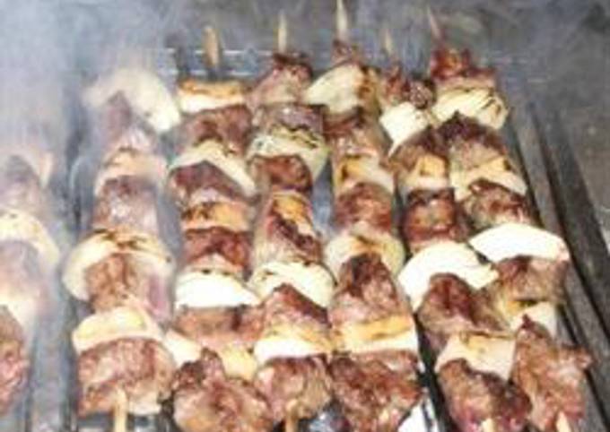 Grilled meat cubes on skewers - lahem meshwi