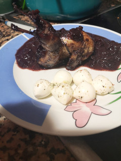 Una foto de Codornices al vino tinto y arándanos