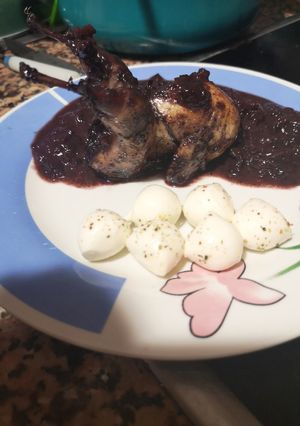 Una foto de Codornices al vino tinto y arándanos