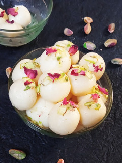 रसगुल्ला(Rasgulla recipe in Hindi) रेसिपी मुख्य फोटो