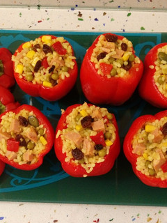 Una foto de Pimientos rellenos de arroz salteado de especias, verduras y magro de cerdo