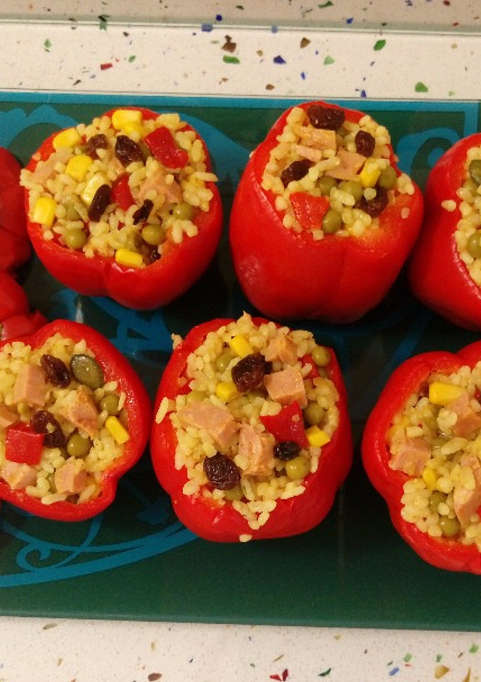 Una foto de Pimientos rellenos de arroz salteado de especias, verduras y magro de cerdo