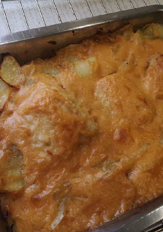 Una foto de Bacalao a la portuguesa 🇵🇹 con patatas asadas