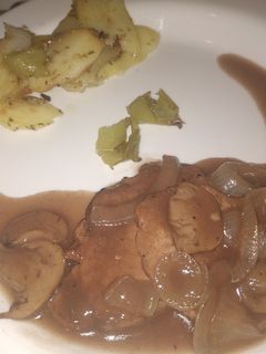 Una foto de Lomo con champiñones y salsa vino tinto