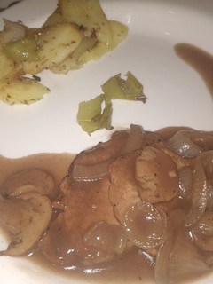 Una foto de Lomo con champiñones y salsa vino tinto
