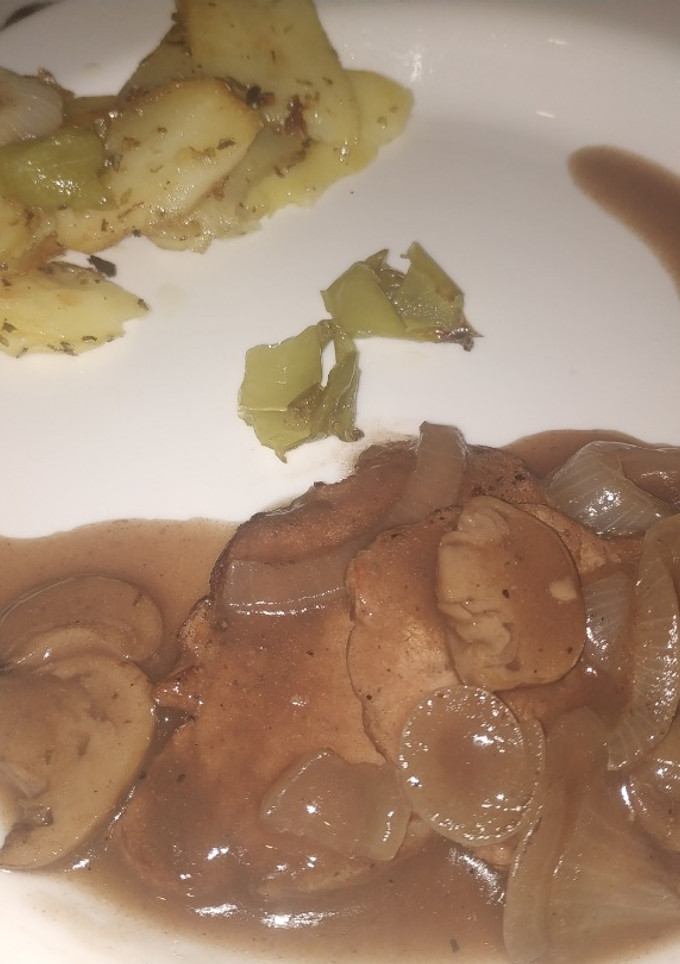 Una foto de Lomo con champiñones y salsa vino tinto
