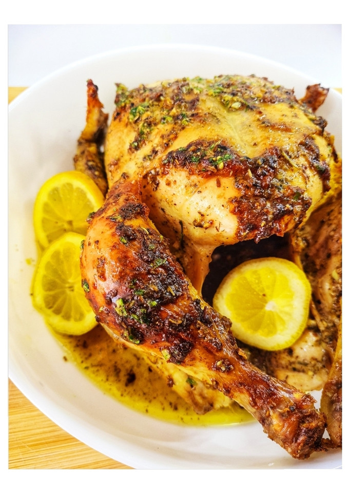 Una foto de Pollo asado con ajos, mantequilla y finas hierbas