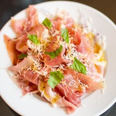 A picture of Prosciutto ham and fresh onions.